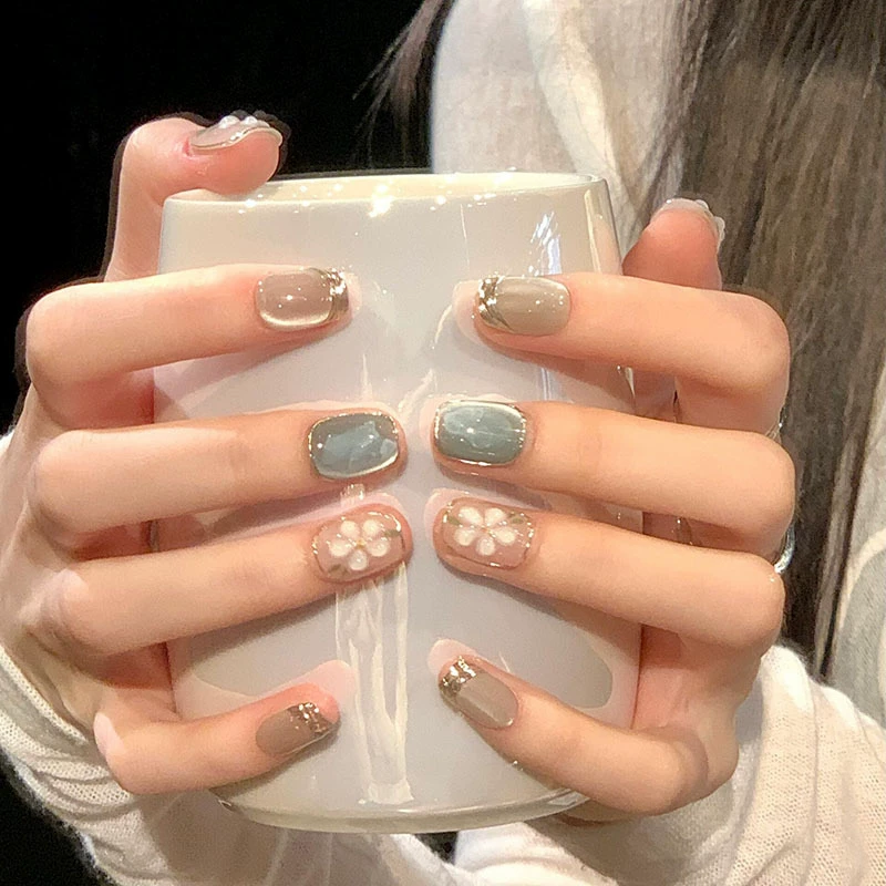 Hand-Painted Light Blue Floral Short Press-On Nails | Botanical Nail Art
