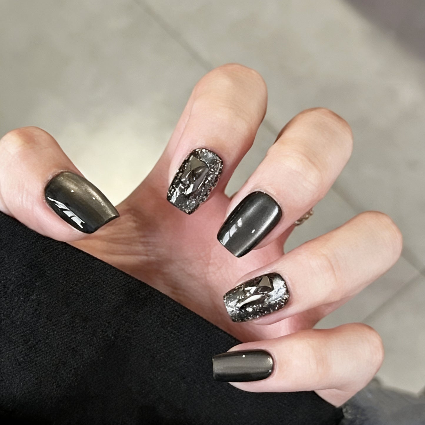 Dark Grey Gunmetal Foil Short Press-On Nails | Cat-Eye Silver Crinkle Nail Art
